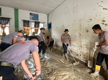 Satbrimob Polda Banten Bersihkan Sekolah dan Salurkan Al-Quran di Aceh