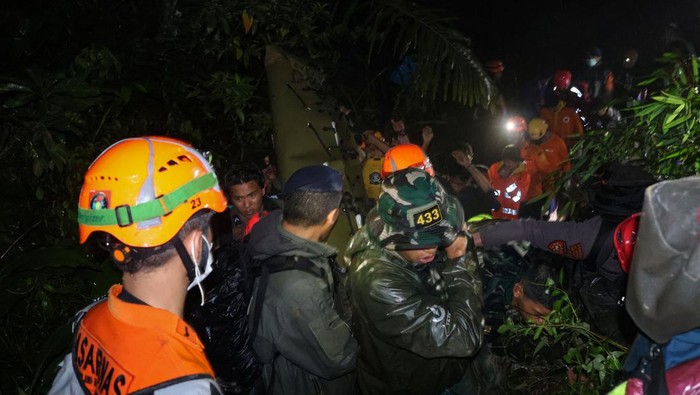 Korban Pesawat Jatuh ATR 42-500 di Jurang 200 Meter Dievakuasi Helikopter