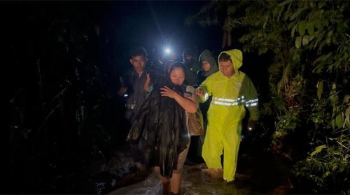 Sejumlah warga dievakuasi akibat banjir di Kecamatan Nusa Penida, Klungkung, Bali, Rabu (21//1/2026). (Foto: Polsek Nusa Penida)
