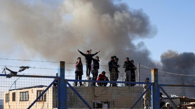 Sekelompok tahanan berkumpul di kamp al-Hol setelah pemerintah Suriah mengambil alih kendali kamp tersebut menyusul penarikan Pasukan Demokratik Suriah (SDF), di Hasaka, Suriah, 21 Januari 2026. (REUTERS/Khalil Ashawi)