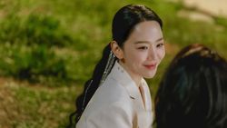 Seribu Wajah Shin Hae Sun di Drakor Netflix The Art of Sarah