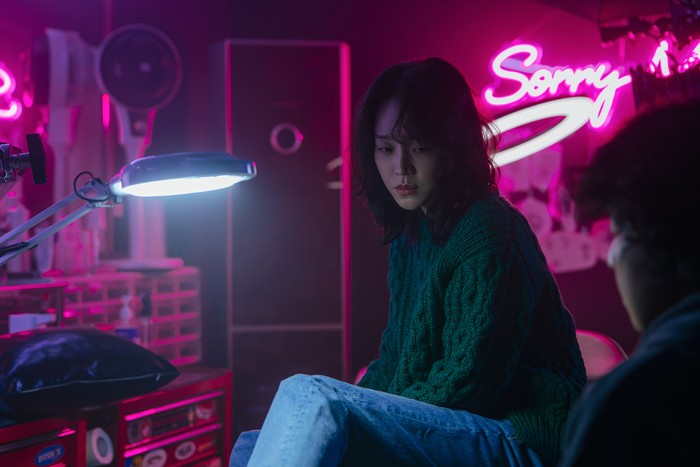 Penampilan Shin Hae Sun dalam drakor Netflix terbaru 2026 The Art of Sarah.
