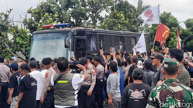 Sidang Terdakwa Demo Pati Riuh massa pendukung terdakwa Teguh dan Botok saat sidang di PN Pati, Rabu (21/1/2026).