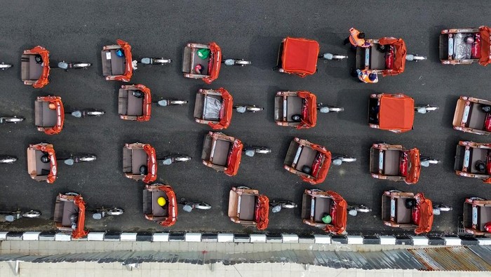 Petugas Dishub mengarahkan pengemudi becak saat penyerahan secara simbolis di depan Pendopo Sidoarjo, Jawa Timur, Rabu (21/1/2026). Sebanyak 200 unit becak listrik bantuan Presiden buatan PT Pindad tersebut disalurkan melalui Yayasan Gerakan Solidaritas Nasional (GSN) kepada pengemudi becak lanjut usia untuk dioperasikan di kawasan wisata sebagai upaya mendukung transportasi ramah lingkungan sekaligus meningkatkan kesejahteraan pelaku sektor informal. ANTARA FOTO/Umarul Faruq/bar