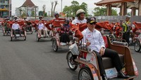 Ketua Yayasan Gerakan Solidaritas Nasional (YGSN) Letnan Jenderal TNI (Purn) Teguh Arief Indratmoko (kanan) Wakil Bupati Sidoarjo Mimik Idayana (kedua kanan) menaiki becak listrik seusai penyerahan secara simbolis di depan Pendopo Sidoarjo, Jawa Timur, Rabu (21/1/2026). ANTARA FOTO/Umarul Faruq