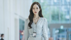 Karakter Han Seol Ah yang diperankan Park Min Young bekerja sebagai juru lelang karya seni rupa di Royal Auction, rumah lelang top Korea. Di luar penampilannya yang mempesona, Han Seol Ah menyimpan rahasia soal kematian semua pria yang pernah dicintainya. (Foto: dok. tvN)
