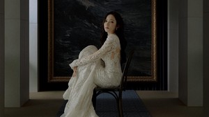 Park Min Young memerankan Han Seol Ah dalam drakor Sirens Kiss. Di poster dia memancarkan aura misterius, tampil dalam balutan busana putih berpayet dengan ekor panjang, duduk di depan sebuah lukisan lautan. (Foto: dok. tvN)