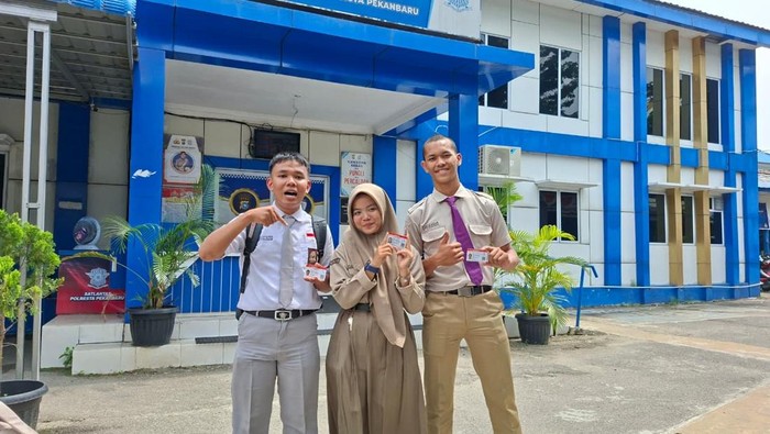 Terima Challenge Tanam Pohon dari Kapolda, Siswa SMA Riau Dapat SIM Gratis