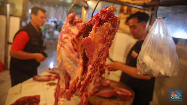 Suasana aktivitas penjualan daging sapi di Pasar Tebet Barat, Jakarta, Rabu (21/1/2026). (CNBC Indonesia/Faisal Rahman)