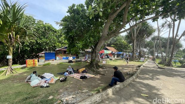 Suasana di Pantai Batuhiu.