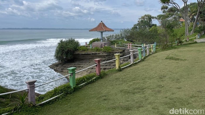 Suasana di Pantai Batuhiu.