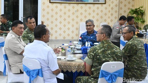 Suasana saat Menhan Sjafrie Sjamsoeddin tiba di Lanud El Tari Kupang, Rabu (21/1/2026).