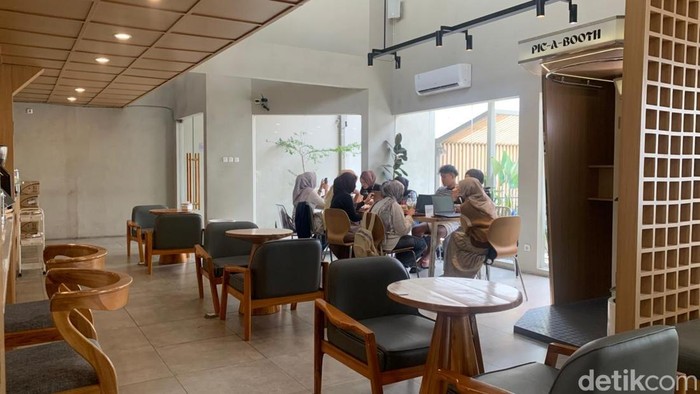 Suasana salah satu coffee shop di Bandung.