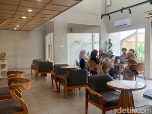 Produktivitas dan Ekspresi di Balik Meja Coffee Shop Ala Gen Z