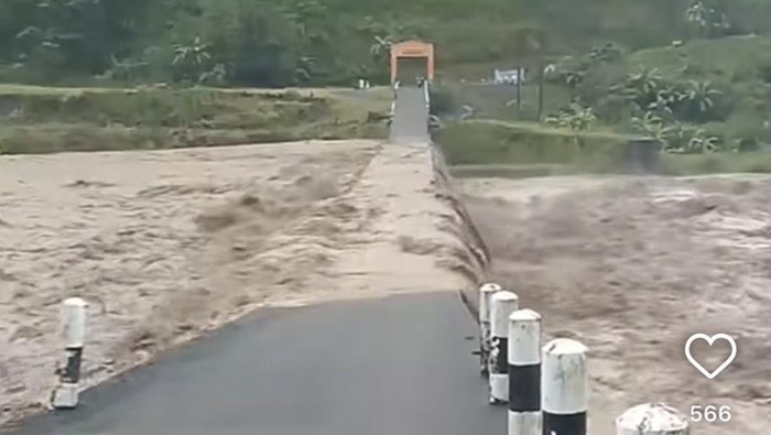 Sungai Jeneberang di Gowa meluap, menutup akses jembatan antara Kecamatan Parigi dan Tinggimoncong. Jembatan kembali bisa dilalui setelah hujan reda.