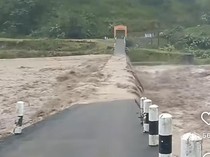 Sungai Jeneberang Gowa Meluap hingga Tutup Akses Jembatan Congkina