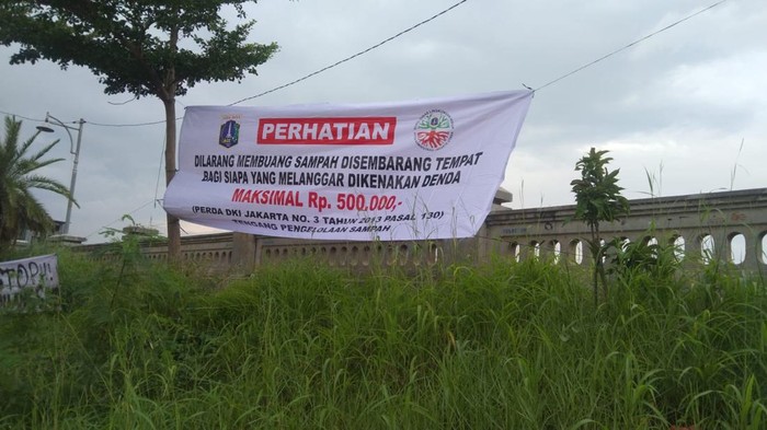 Pemprov DKI Pasang CCTV-Bikin Posko Cegah Sampah di Sungai Muara Baru