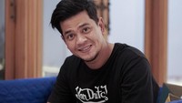 Surya Insomnia terjun ke TV pertama kali saat jadi host dalam acara MTV Insomnia pada 2008-2010. Dibayar bulanan. Kerja Senin sampai Minggu, tuturnya. (Foto: dok Instagram suryainsomnia)