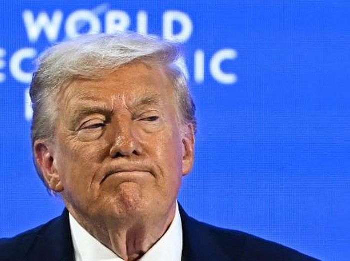 Ramai Spekulasi soal Tangannya Memar, Trump Bilang Terbentur Meja