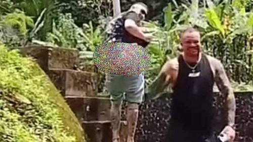 Tangkap layar video unggahan media sosial yang menayangkan aksi tak senonoh turis asing di tempat wisata, Gianyar, Rabu (21/1/2026). (Tangkap layar).