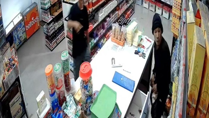 Tangkapan layar CCTV saat kedua pelaku mencuri di warung korban. (Foto: dok. pribadi Rezeki)