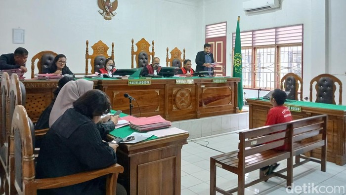 Terdakwa jalani sidang tuntutan di ruang Kartika Pengadilan Negeri(PN) Medan, Rabu(21/1/2026). (Juita Sinuhaji/detikcom)