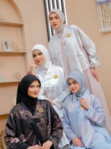 Setelah tren baju Lebaran 2026 model rompi lepas heboh di media sosial, kini muncul tren koleksi baju model hanbok ala Korea di pasar Tanah Abang, Jakarta Pusat.