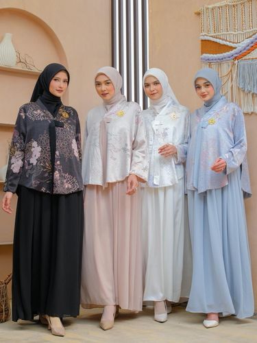 Setelah tren baju Lebaran 2026 model rompi lepas heboh di media sosial, kini muncul tren koleksi baju model hanbok ala Korea di pasar Tanah Abang, Jakarta Pusat.