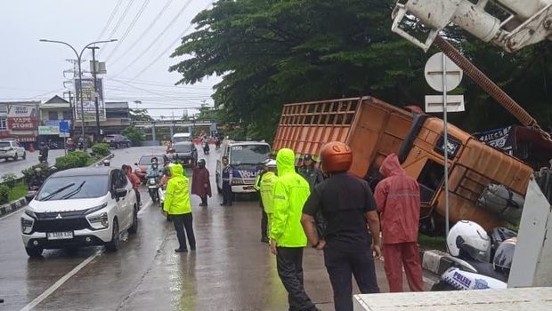Truk rem blong kecelakaan hingga menabrak separator di GDC, Depok. Truk rem blong kecelakaan hingga menabrak separator di GDC, Depok, Rabu (21/1/2026) pagi.