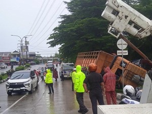 Truk Rem Blong hingga Tabrak Separator di GDC Depok, Lalin Sempat Macet