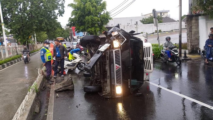 Truk Tabrak Separator Busway hingga Terbalik di Kebon Jeruk Arah Pasar Baru