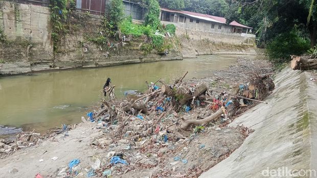Tumpukan sampah di tepi Sungai Deli, tepatnya di Jalan Sudirman, Medan (Siti Asyaroh/detikcom) Tumpukan sampah di tepi Sungai Deli, tepatnya di Jalan Sudirman, Medan (Siti Asyaroh/detikcom)
