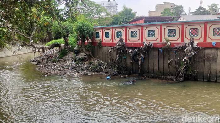 Tumpukan sampah di tepi Sungai Deli, tepatnya di Jalan Sudirman, Medan (Siti Asyaroh/detikcom)