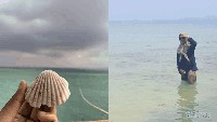 Membiarkan air menyentuh kaki dan angin laut menyapu wajah.