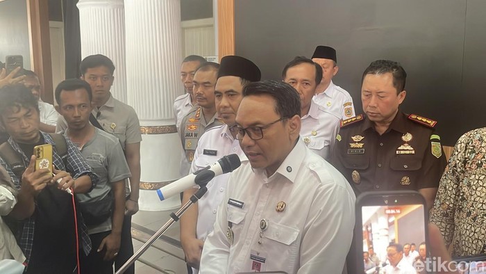 Plt Bupati Pati Risma Ardhi Chandra saat konferensi pers di Pendopo Kabupaten Pati, Rabu (21/1/2026).