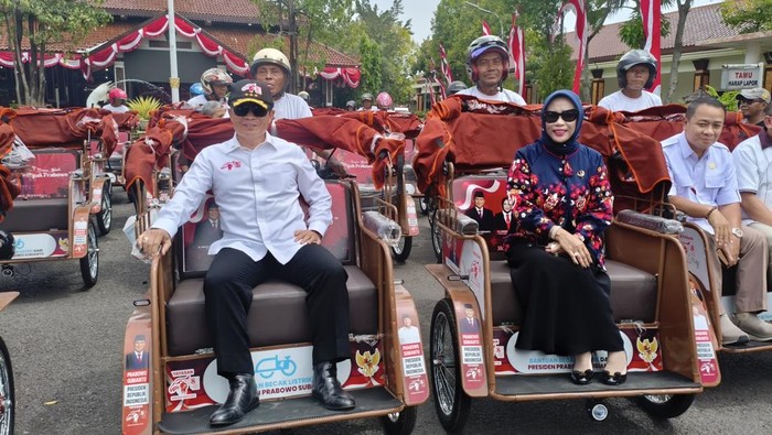 Wabup Sidoarjo Mimik Idayana bersama becak motor Presiden Prabowo