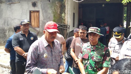 Wakil Bupati Tabanan I Made Dirga (kiri) saat meninjau lokasi banjir di Banjar Kuwum Ancak, Desa Kuwum, Kecamatan Marga, Tabanan, Bali, Rabu (21/1/2026). (Foto: Krisna Pradipta/detikBali)