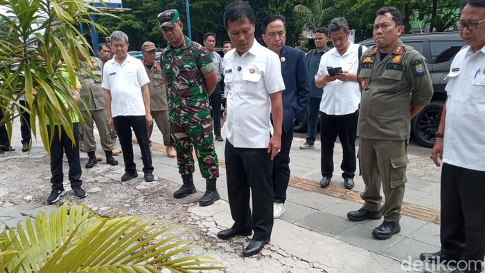 Wali Kota Cirebon, Effendi Edo, saat mendatangi trotoar di Jalan Wahidin