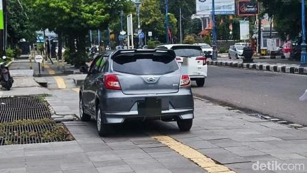 Wali Kota Cirebon, Effendi Edo, saat mendatangi trotoar di Jalan Wahidin Wali Kota Cirebon, Effendi Edo, saat mendatangi trotoar di Jalan Wahidin