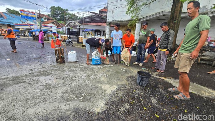 Warga tabur semen di jalan berlubang Sukabumi