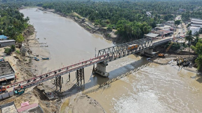 Jembatan Sementara di Sumatera Dilalui Truk Overload, Menteri PU Takut Ambruk