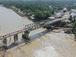 Jembatan Sementara di Sumatera Dilalui Truk Overload, Menteri PU Takut Ambruk