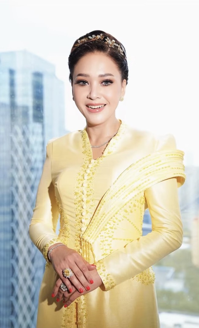 Maia Estianty tampil cantik di hari bahagia putranya, El Rumi. Ia tampak mengenakan busana berwarna kuning yang menjadi seragam anggota keluarga. Bernuansa glamor, terdapat detail payet dan bordir emas yang lebih padat di bagian depan, membentuk garis vertikal yang memberi efek jenjang. Foto: Instagram/@maiaestiantyreal/@adi_rustana