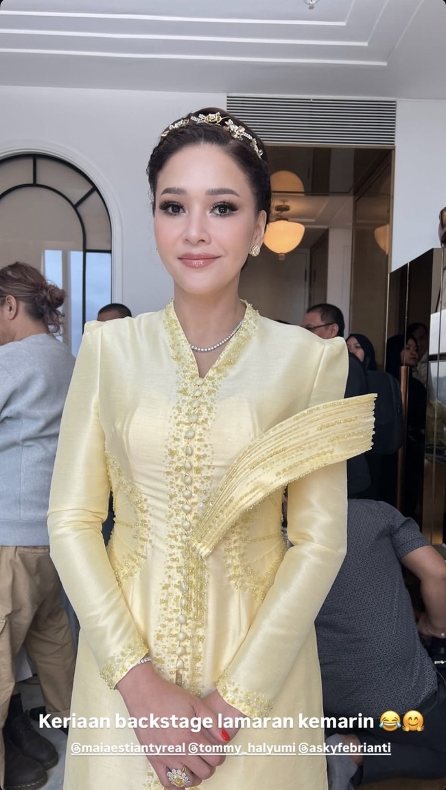 Di salah satu sisi dada terdapat detail lipatan kain berlapis yang menambah dimensi dan kesan couture. Maia sendiri diketahui mengenakan busana rancangan desainer Asky Febrianti. Foto: Instagram/@maiaestiantyreal/@adi_rustana