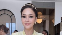 Apaan emang yang berkilau? tanya Al dan Alyssa. 3 kepala plontos. Aku mau ketawa tadi itu di lamaran El dan Syifa, berkilau soalnya, canda Maia Estianty yang disambut tawa Al dan Alyssa. Foto: Instagram/@maiaestiantyreal/@adi_rustana