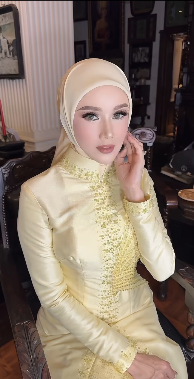 Sementara Mulan mempercayakan MUA Adi Rustana. Riasan wajahnya tampak glam dengan complexion matte-glowing, alis tegas namun natural, eye makeup yang cukup tebal dengan bulu mata lentik, serta lipstik nude pink yang memberi kesan segar. Foto: Instagram/@maiaestiantyreal/@adi_rustana