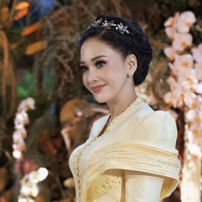 Adu Gaya Maia Estianty & Mulan Jameela Berbusana Kuning di Lamaran El Rumi