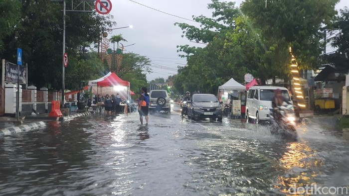 Air menggenangi sejumlah ruas jalan di Indramayu