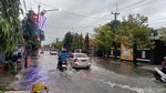 Potret Ruas Jalan Indramayu Terendam Usai Diguyur Hujan Seharian