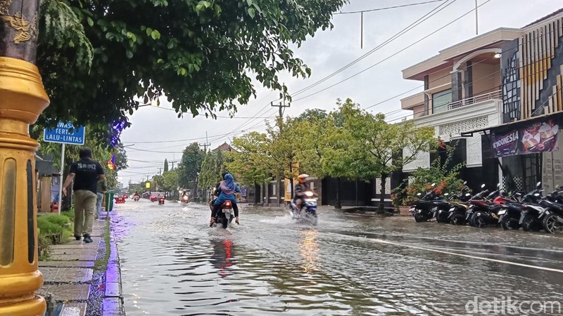 Air menggenangi sejumlah ruas jalan di Indramayu